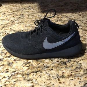 Size 7Y Black Nike tennis shoes